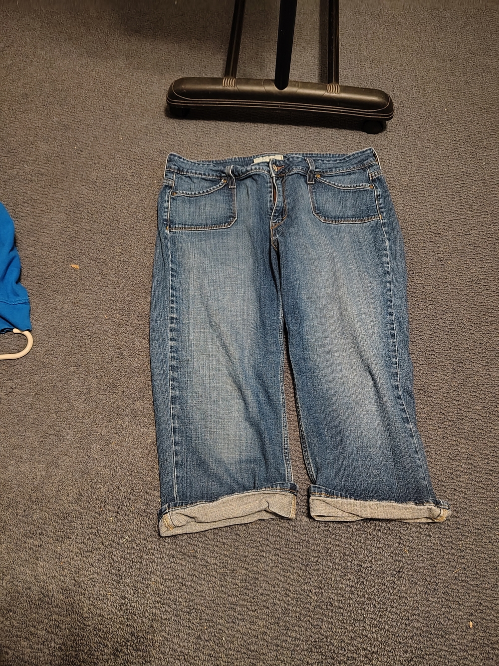 Vintage Levi's Classic Mid-Wash Women’s Denim Capri Jeans Size 16